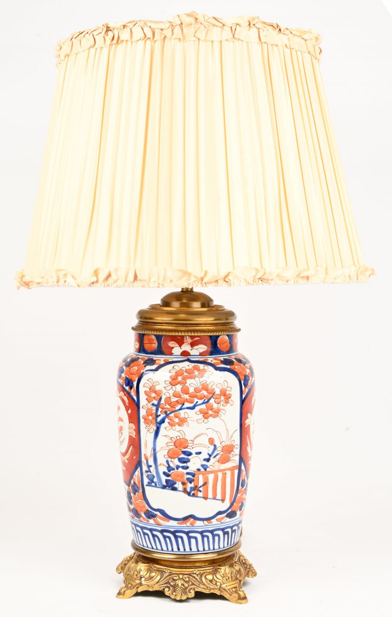 Een Imari lamp bestaande uit een handbeschilderde vaas en koperen delen.