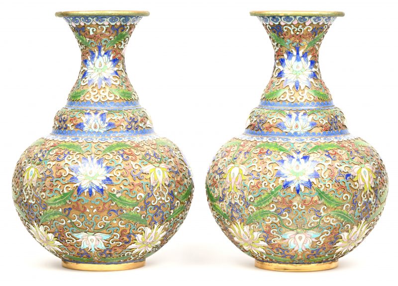 Een paar Chinese cloisonné vazen met meerkleurig floraal patroon in het reliëf.