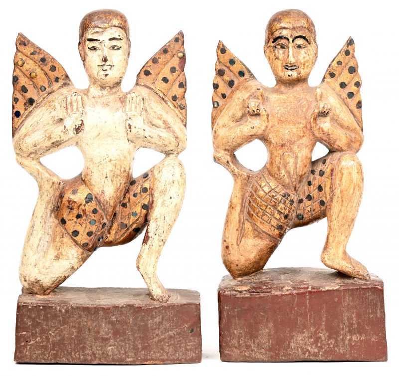 Een lot van 2 polychrome houtgesculpteerde Deva’s, Zuid-Oost Azië.