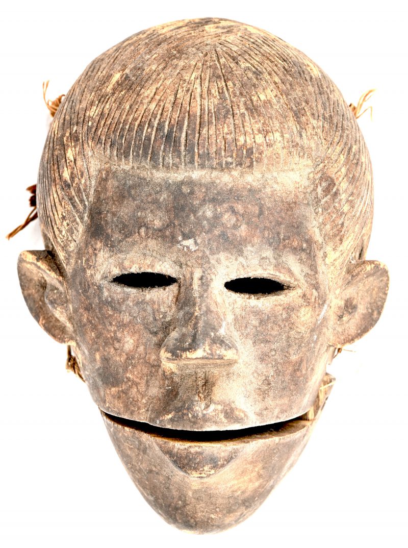 Een klein Afrikaans houtgesculpteerd masker met losse/bewegende onderkaak. Vermoedelijk Igbo, Nigerië.