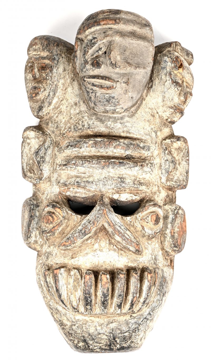 Een groot houtgesculpteerd Afrikaans masker.