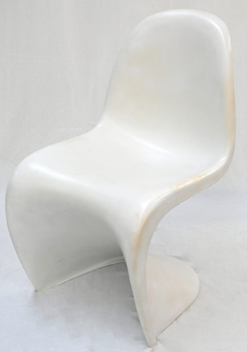 Een replica Panton Chair in witte kunststof.