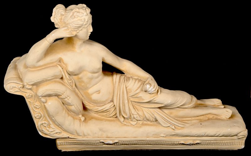 Een composietbeeld van een zittende vrouw “Paolina Bonaparte da Canova” naar Ruggeri.