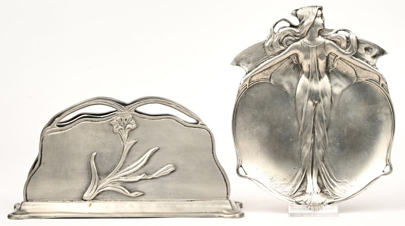 Een Art Nouveau stijl brievenhouder en vide poche.