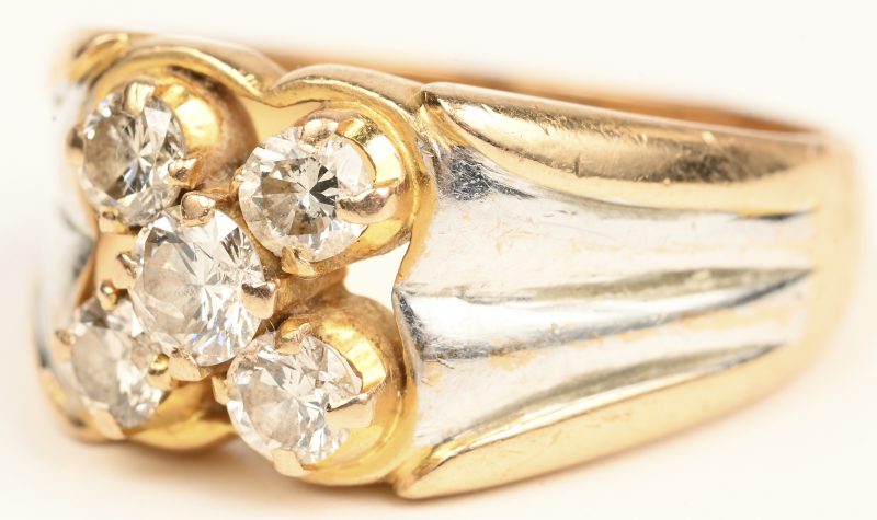 Een 18 kt wit en geelgouden herenring bezet met diamanten met een gezamenlijk gewicht van +- 0,50 ct.