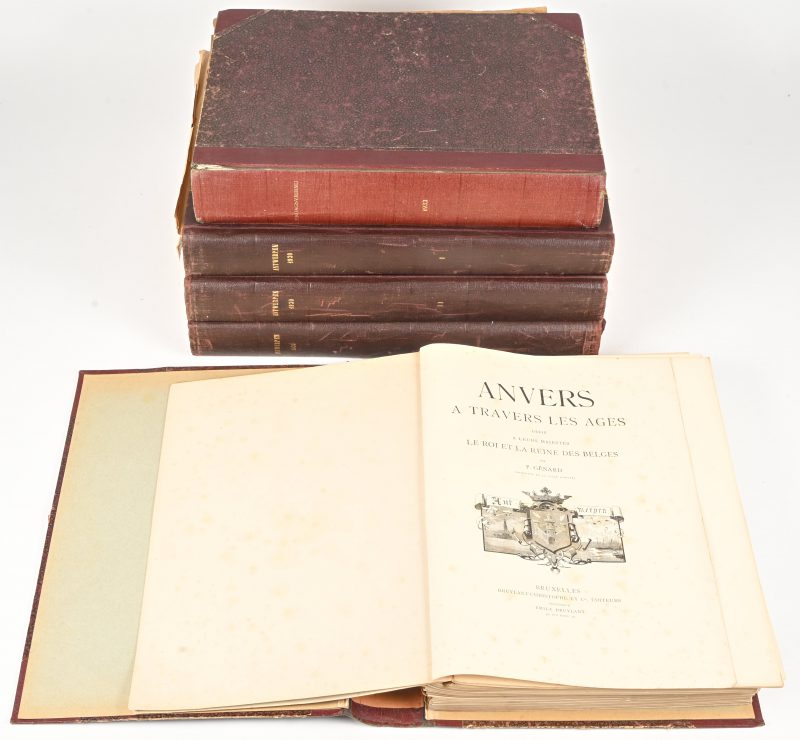 “Antwerpen 1930”, uitgegeven door Gazet van Antwerpen, officieel dagblad-programma van de wereldtentoonstelling voor coloniën, scheepvaart en Vlaamsche kunst. Een lot van drie gebundelde boeken. Toegevoegd twee boeken ‘Anvers a travers ages’ in kaften van de zondagsvriend.