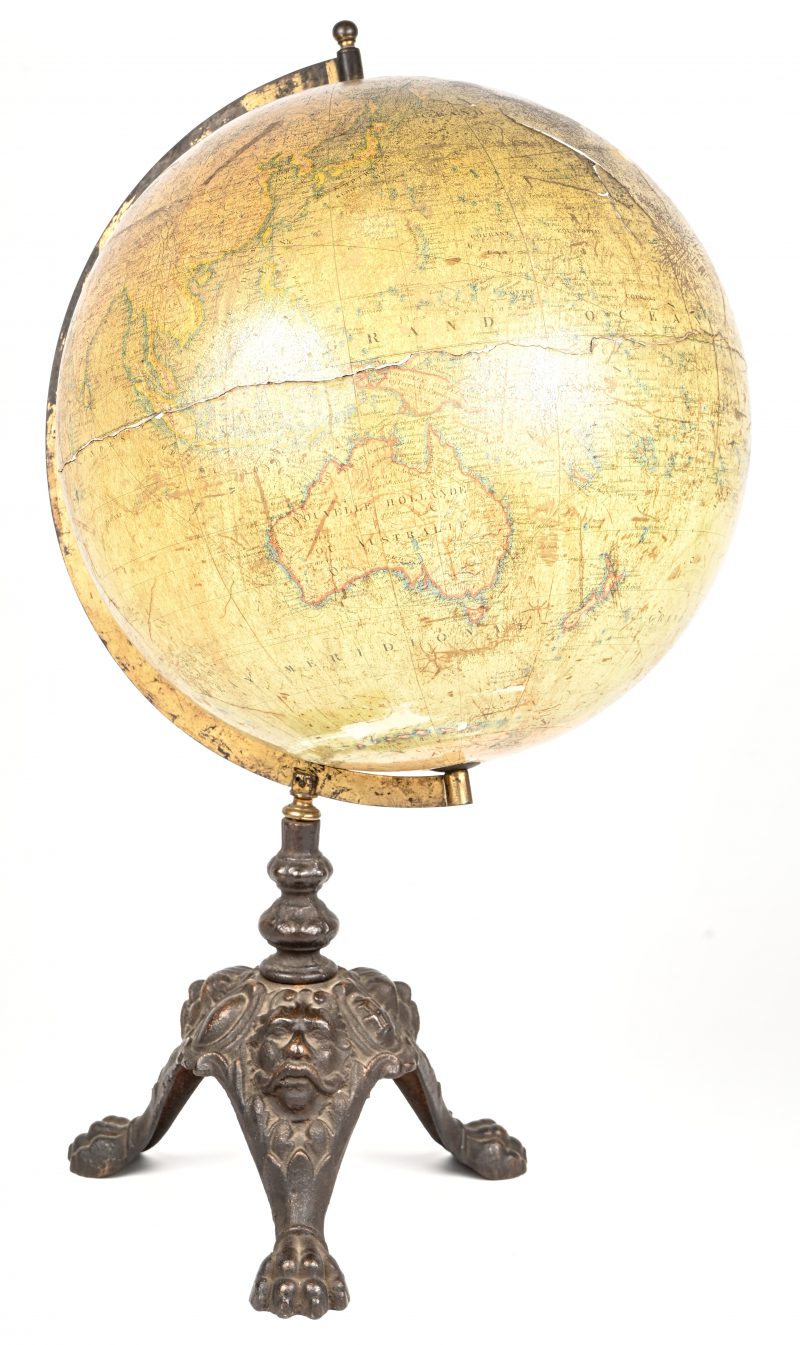 “Globe Terrestre.” Een zwaar beschadigde wereldbol, laat 19e eeuw, met originele gietijzeren voet met leeuwenpoten. J. Lebègue & C.ie.