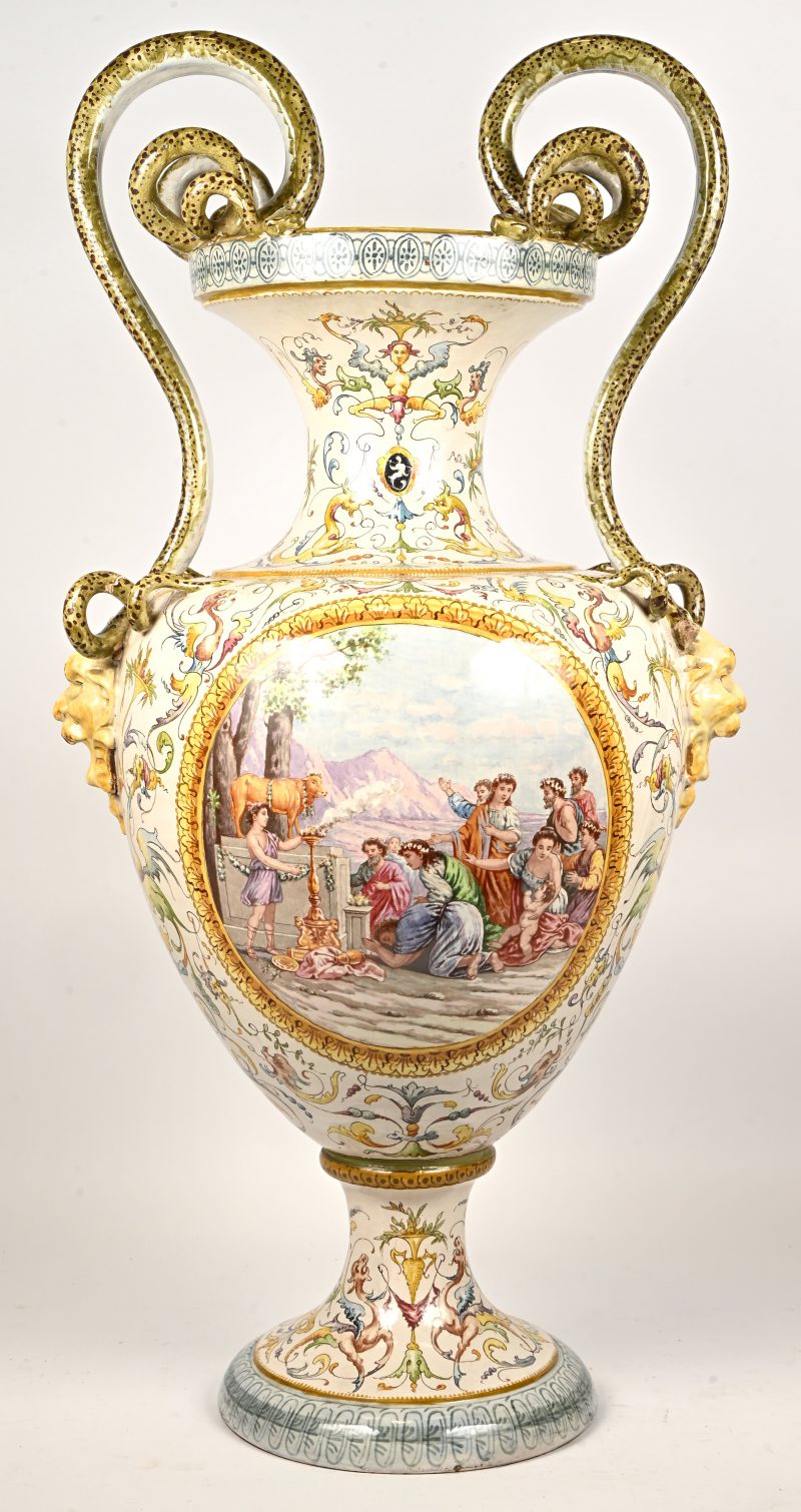 Een grote Italiaanse Majolica polychrome aardewerken vaas versierd met slangen en saters, met decor van een klassiek tafereel.