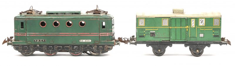 Hornby by Meccano, locomotief BB-8051 met bijhorende wagon, spoor O, jaren 50 van de vorige eeuw.