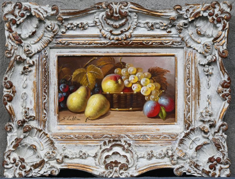 “Stilleven met fruit”, een schilderij, olieverf op paneel, gesigneerd S. Laffin.