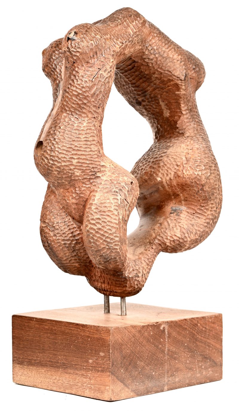 Abstract houtsculptuur van twee versmolten vrouwenfiguren.