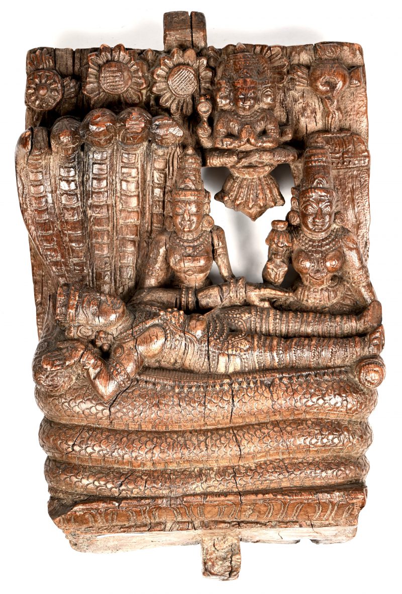 Een gesculpteerd houten reliëf van Vishnu gelegen op de hydra. Zuid-India, 19de eeuw.