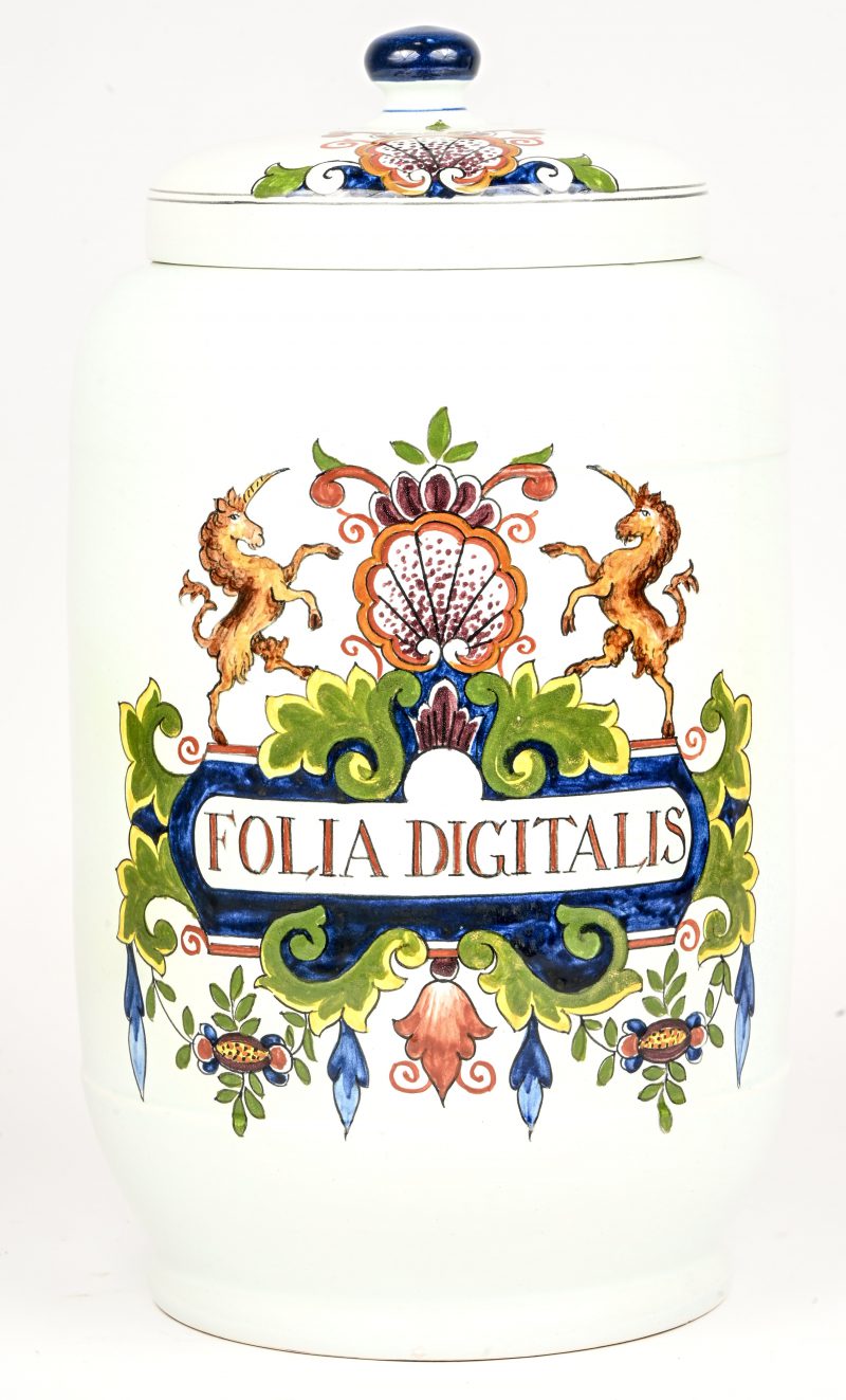 Folia Digitalis, een Delftse porceleinen apothekerspot, onderaan gemerkt ‘De Porceleyne Fles’.