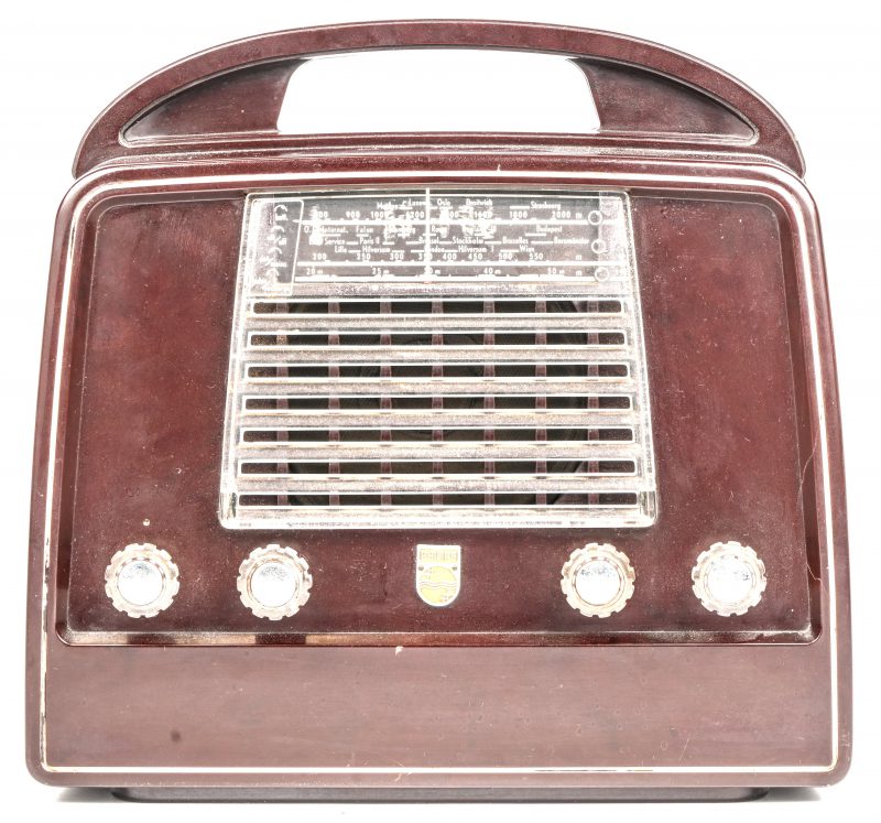 Een vintage radio in bakeliet, Philips modelnr. LX  434 AB uit 1953. Minieme schade aan het bakeliet achteraan.