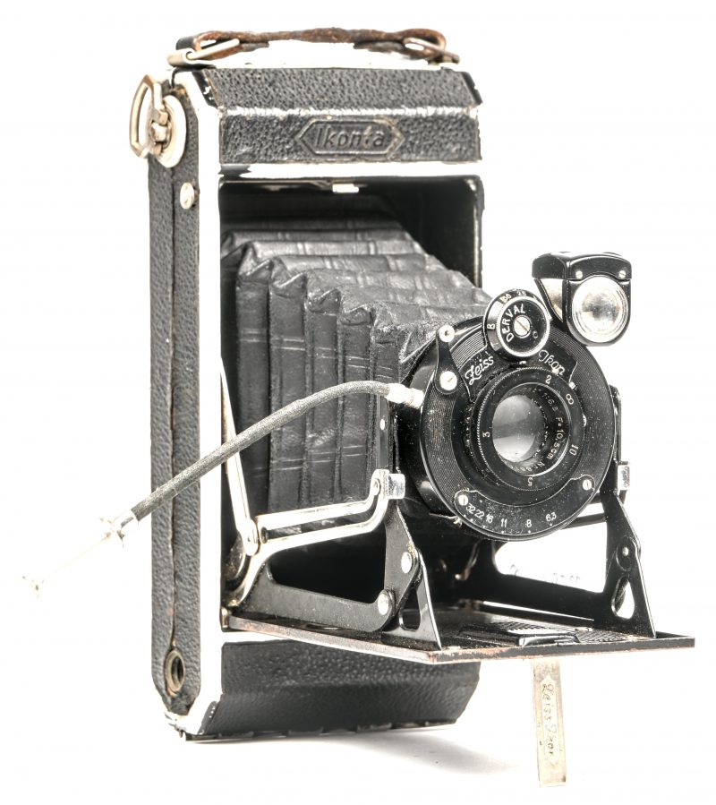 Een balgcamera, Zeiss Ikon, met draadontspanner.