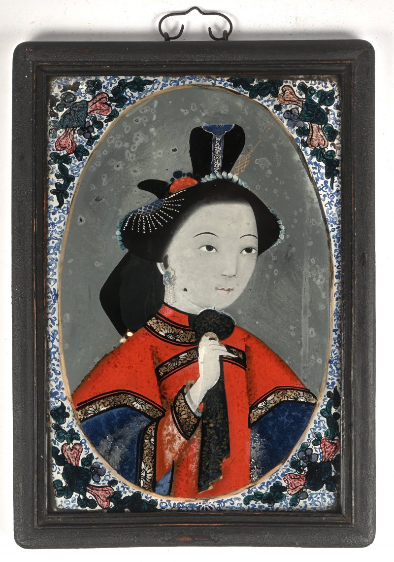 “Portrait d’Imperatrice de Chine”, een portret, eglomisé schildering op glas. 19e eeuws.