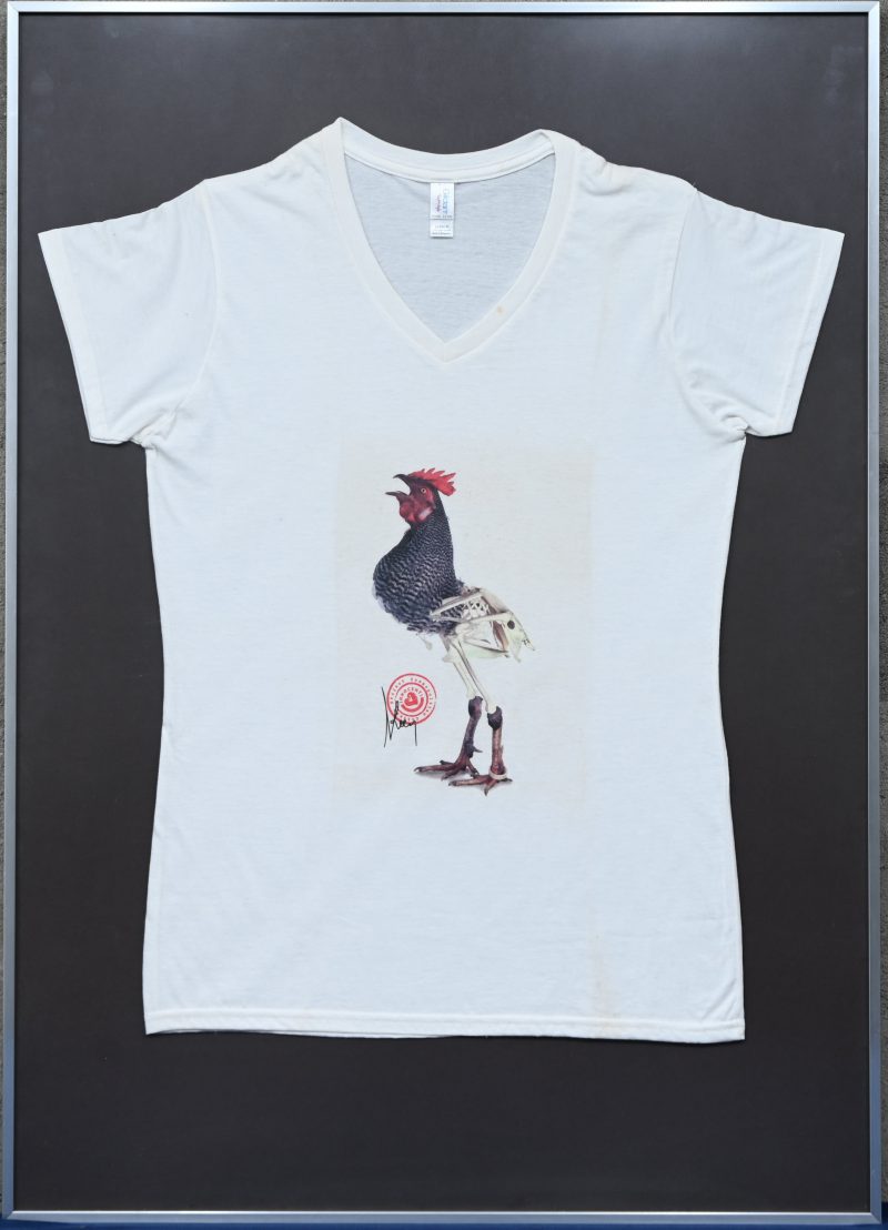 “T-Shirt versierd met een haan”. Gesigneerd en met stempel. Maat XL (lady).