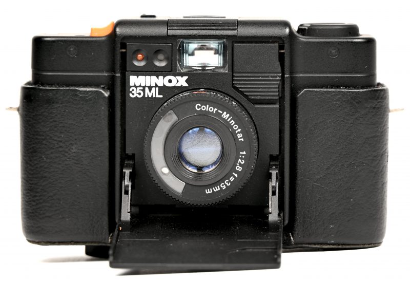 Een Minox 35 ML pocket camera, analoog, in kunstlederen hoesje. De kleinste 35 mm camera ooit gemaakt volgens de fabrikant. In productie gegaan in 1975.