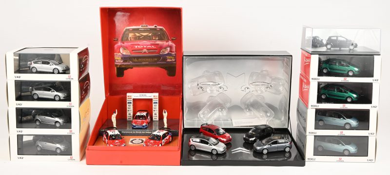 Een lot schaalmodel auto’s van Citroën bestaande uit een doos met 3 rallye auto’s, een doos met 4 C4’s, 1 C1, 2 x C3 Pluriel, 2 x C4, 2 x C8 en 2 x Xsara Picasso. Hoofdzakelijk Norev. Schaal 1:43e.