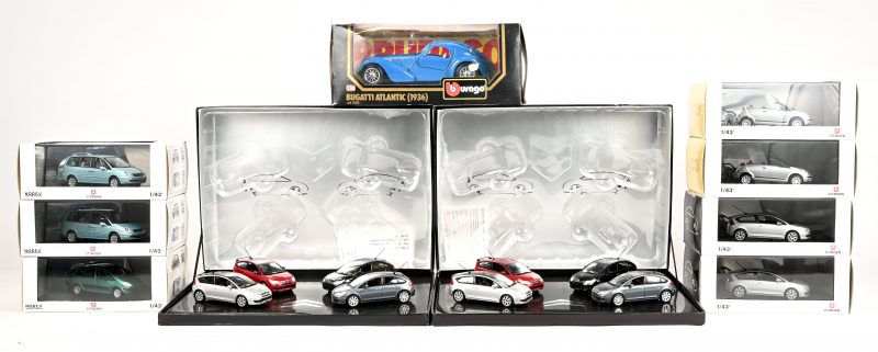 Een lot schaalmodel auto’s van Citroën bestaande uit een 2 dozen met 4 C4’s, 2 x C3 Pluriel, 2 x C4, 2 x C8 en 1 x Xsara Picasso. Hoofdzakelijk Norev. Schaal 1:43e. Toegevoegd een Burago Bugatti.