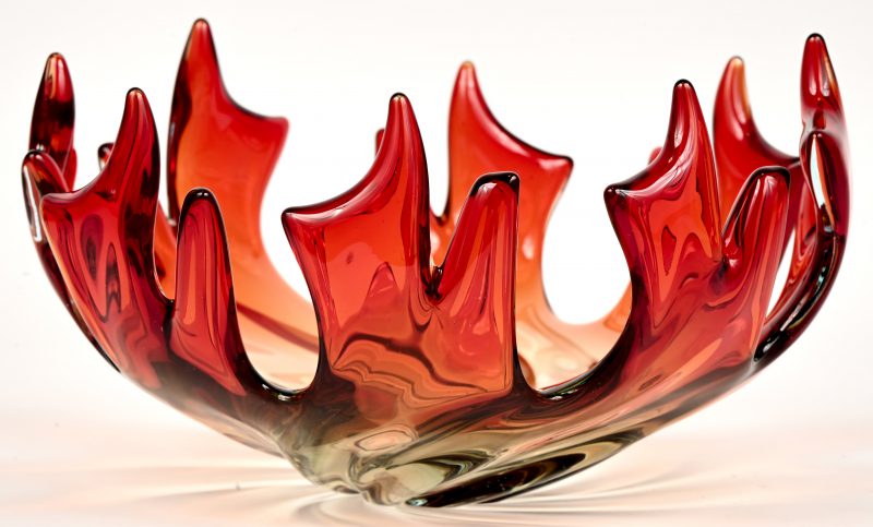 Een in de massa rood gekleurde schaal van Murano glas.