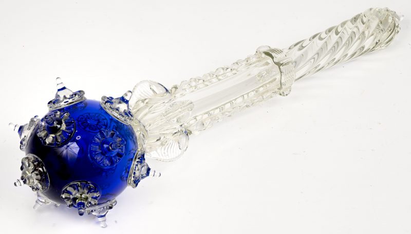 Een scepter van deels blauw gekleurd en met de tang bewerkt Murano glas.