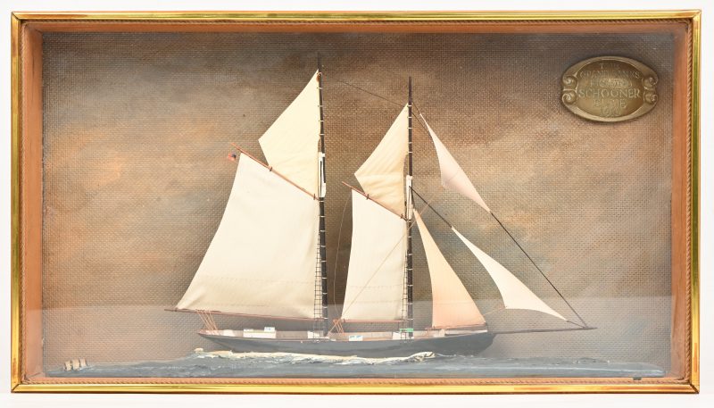 “The Grand Banks Fishing Schooner Elsie 1910”, een schaalmodel in vitrine-display.