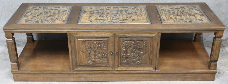 Een massief houtgesculpteerde salontafel in Chinese stijl met glazen bladen.