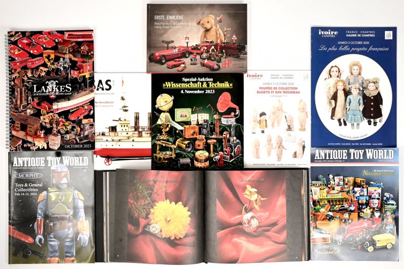 Een lot van 9 boeken, veilingcatalogen en magazines gerelateerd aan oud speelgoed bestaande uit: 2 x Lankes auktionhaus, auction team breker, 2 x Ivoire Chartres, 2 x Antique Toy World, SAS specialauctionservices en Erste Einblicke.