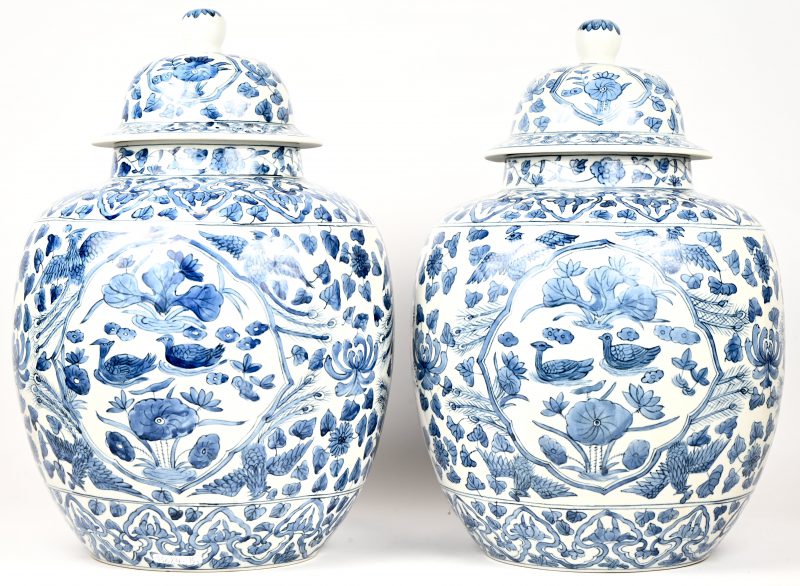 Een set van 2 porseleinen dekselvazen in Chinees blauw-wit. Onderaan gemerkt.