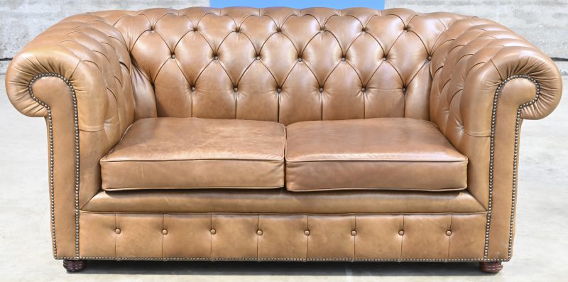 Een tweezit Chesterfield in bruin leder.