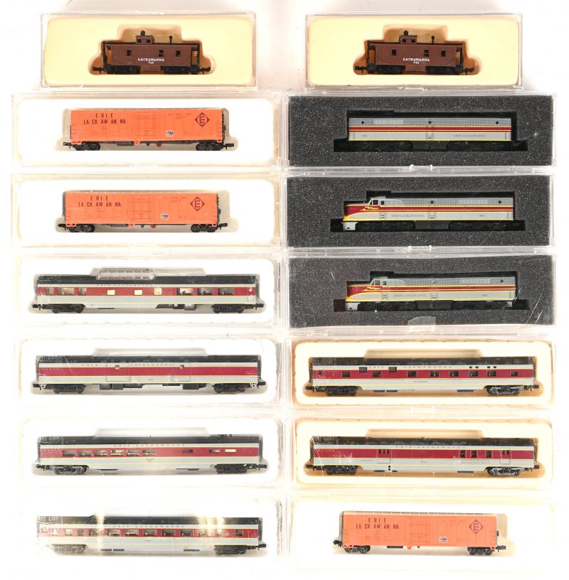 Con-Cor, Erie Lackawana, een lot van 1 locomotief, 1 dummy locomotief en 12 wagons, N-Scale. Locomotief: PA-1 pwrd A unit en PA-1 Dummy A unit.