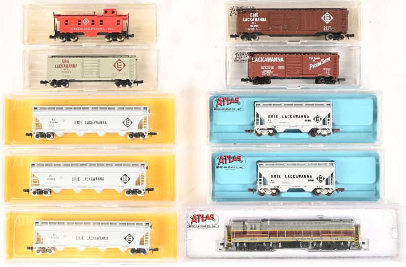 Atlas, N-spoor, een lot bestaande uit 1 locomotief, #49603 train master, Lackawanna #859 en 9 wagons: 3 x 3706 Centerflow, 2 x 2Bay Centerflow, 3402 40’ box car, 3577 Caboose, 3443 box car en 3629 50’dbl dr box car. Erie Lackawanna.