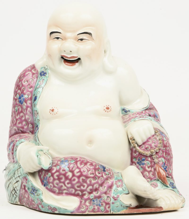 Een lachende Buddha in meerkleurig Chinees porselein, onderaan gemerkt.