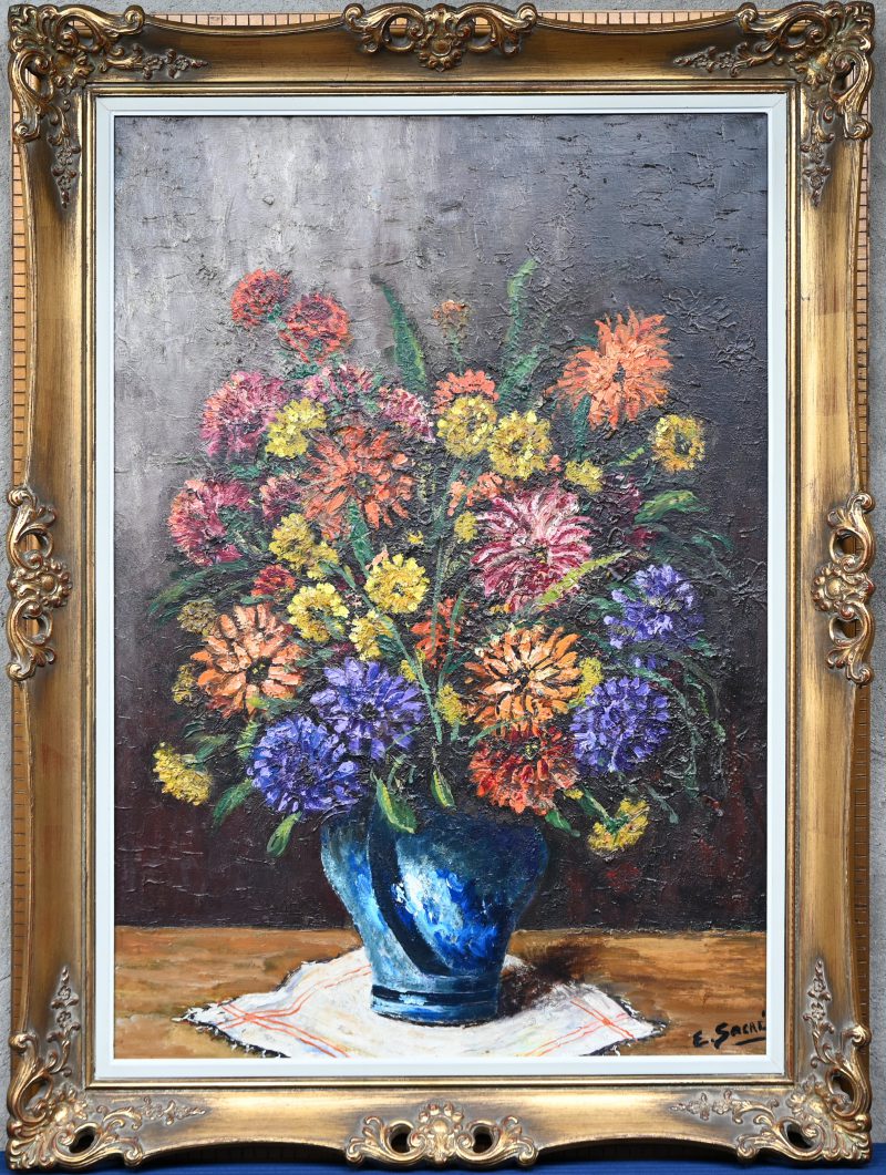 “Stilleven met bloemenvaas”, een schilderij, olieverf op doek in vergulde kader, gesigneerd E. Sacré.