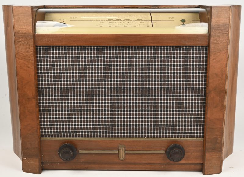 Een vintage buizenradio, Waldorp 48Z Melodiosa, Nederland 1948, verlichting en katteoog werken, speelt mits het gebruik van een antenne.