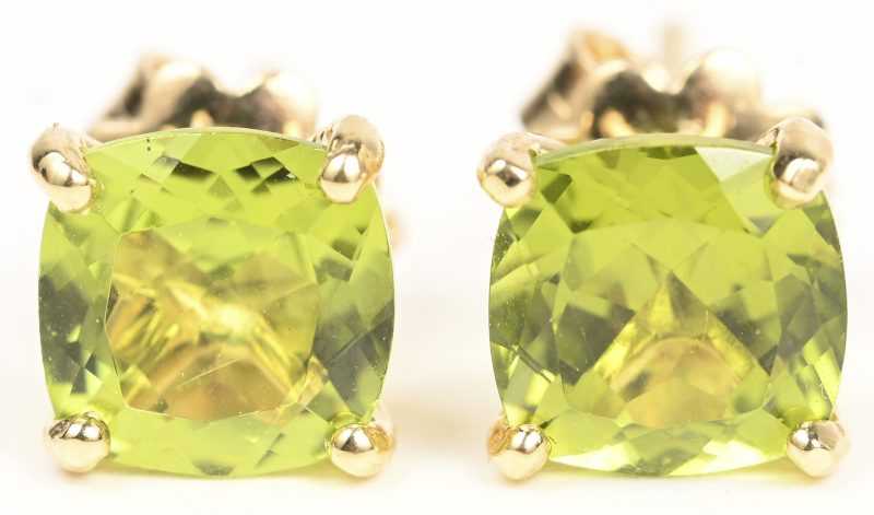 Een paar 18 kt geelgouden oorbellen bezet met peridot met een gezamenlijk gewicht van +- 3,20 ct.