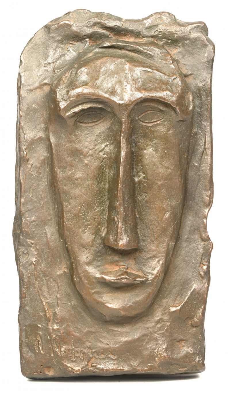 Een bronzen plaquette met abstract hoofd. Naar Modigliani.