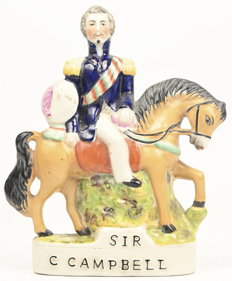 Een aardewerken figuur te paard - Sir C. Campbell.