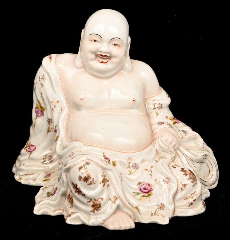 Een ‘Laughing Buddha.” met gewaad versierd met bloemen en vergulde details. Onderaan gemerkt.