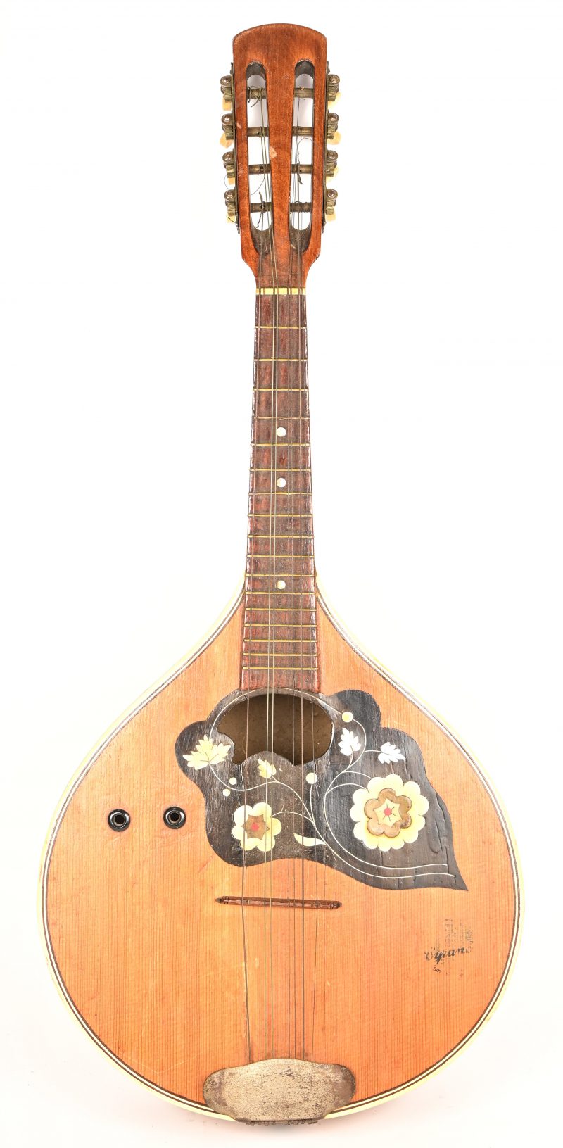 Een decoratieve mandoline, barstjes aan de rand van het klankgat. Versierd met ingelegde bloemen.