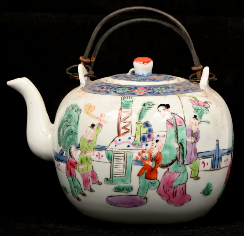 Een Chinees porseleinen theepot versierd met decor van figuren.