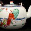 Een Chinees porseleinen theepot versierd met decor van figuren.