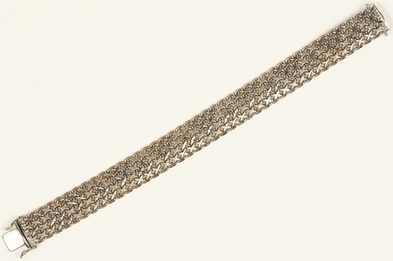 Een 18 kt witgouden armband in vlechtmotief.