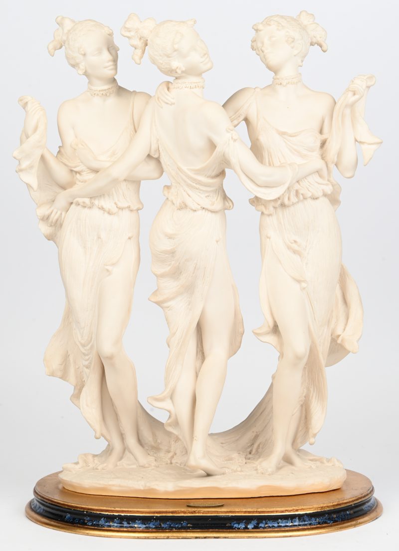 “The Three Graces”. Een uit kunststof gesculpteerd beeld. Draagt label en verso gemerkt 1998 Florence.