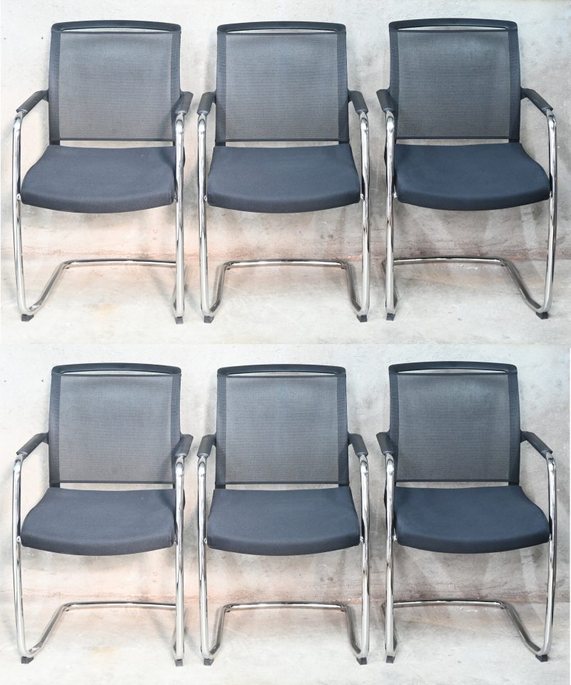 Een lot van 6 moderne vergaderarmstoelen met gechromeerd metalen frame en kunststoffen zitting.