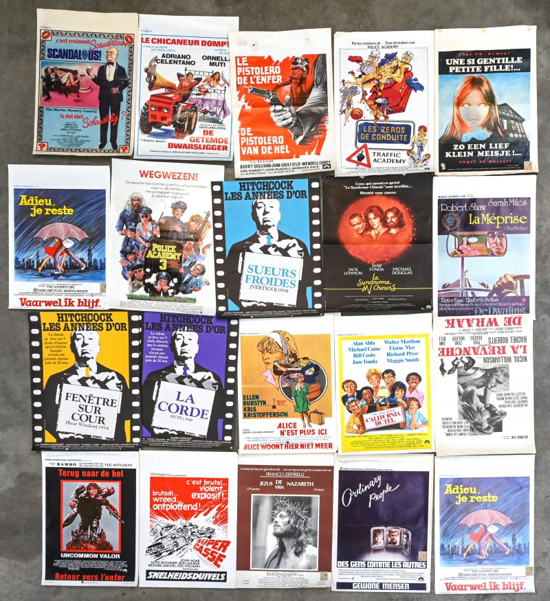 Een lot van 22 oude film affiches in Nederlandse en Franse vertaling: 3 x Alfred Hitchcock jubileum posters (Rear window, Rope, Vertigo), ‘Alice doesn’t live here anymore x2 (Oscar 1975), ‘Il Bisbetico Domato, ‘Scandalous!’, ‘Buckskin’, ‘Uncommon Valor’, Vermoedelijk ‘Mr. No Legs 1978 - ‘Snelheidsduivels - Super Casse’, ‘Jezus van Nazareth 2de deel.’ ‘Ordinary People’, ‘China Syndrome 1979’, ‘California Suite.’, ‘Moving Violations - Traffic Academy’ (kleine schade onderaan), Police Academy 3, ‘Cathy’s Curse’ x2, ‘The Hireling.’, ‘The Reckoning.’, ‘The Goodbye Girl’ x 2.