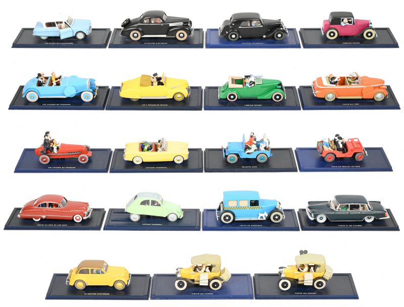 Een lot van lot 18 miniatuur auto’s op displayvoet, thans zonder cover, uit de reeksen “Kuifje”, gemerkt onderaan “Hergé-Moulinsart”.