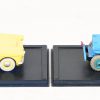 Een lot van lot 18 miniatuur auto’s op displayvoet, thans zonder cover, uit de reeksen “Kuifje”, gemerkt onderaan “Hergé-Moulinsart”.