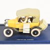 Een lot van lot 18 miniatuur auto’s op displayvoet, thans zonder cover, uit de reeksen “Kuifje”, gemerkt onderaan “Hergé-Moulinsart”.